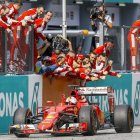 Vettel celebra su triunfo con los integrantes de Ferrari.