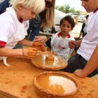 Niños en el taller infantil de alfarería de la feria de Val de San Lorenzo.
