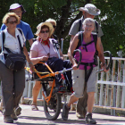 La peregrinación con personas con discapacidad llegó ayer a León y el grupo visitará hoy la ciudad.