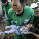 Imagen del cadáver de una bebé aplastada tras una bomba lanzada por Israel. MOHAMED SABER