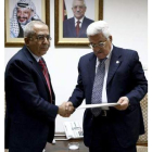 Salam Fayyad mientras presenta su dimisión al presidente, M. Abbas