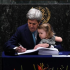 El secretario de Estado de EEUU, John Kerry, en compañía de su nieta Isabelle, firma el acuerdo sobre cambio climático en la sede de las Naciones Unidas en Nueva York.