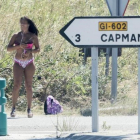 Una prostituta en la N-2 a su paso por el Alt Empordà, en el cruce a la población de Capmany, el pasado verano.