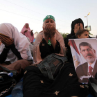 Unas mujeres oran durante una manifestación en apoyo a Mursi.