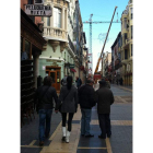 La grúa corta una parte de la calle Ancha junto a la Catedral.