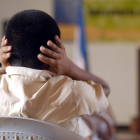 Un niño se tapa los oídos en Honduras. DAVID DE LA PAZ