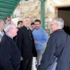 El obispo de Mondoñedo-Ferrol posa ante el castillo con los sacerdotes que visitaron Las Edades