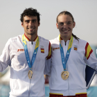 Kevin Viñuela y Xisca Tous con las medallas conseguidas en el relevo mixto. FCyL TRIATLÓN.