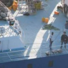 Imagen facilitada por el Ministerio de Defensa que muestra a los tripulantes del atunero vasco &laqu