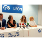 Ester, junto a los parlamentarios del PP. J. NOTARIO