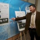 En la imagen de archivo aparece el alcalde de Páramo, Ángel Calvo, presentando un proyecto municipal