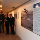 La concejala de Cultura, Evelia Fernández, y el comandante Santos (izquierda) inauguraron la muestra