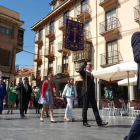 La comitiva sale de la plaza mayor a la catedral. DL