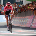 Tom Dumoulin cruza en solitario la meta de la 16ª etapa del Giro.