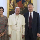El papa Francisco posa junto a Paloma García Ovejero y Greg Burke.