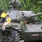 Soldados tailandeses juegan con unos niños en un tanque en Bangkok