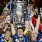 El centrocampista del Inter Javier Zanetti levanta la Copa de Europa junto a sus compañeros