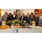Pablo Lago (5 i), junto al alcalde de Hospital, Enrique Busto, el diputado de Turismo, Miguel Ángel del Egido y los hosteleros.