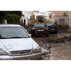 Granada sufre también los daños de las fuertes lluvias, que desbordaron ayer una rambla.