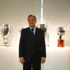 Florentino posa con los últimos trofeos del Madrid.