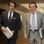 El consejero de Fomento llegando al Pleno junto al  consejero de la Presidencia.