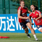Alexia Putellas corre detrás de Nahikari García en el entrenamiento de Reims.