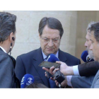 El presidente chipriota Nicos Anastasiades (centro) abandona el Palacio Presidencial tras el Consejo de Ministros en Nicosia.