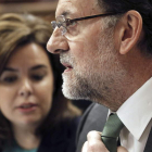 Rajoy y Sáenz de Santamaría, ayer, en el Congreso.
