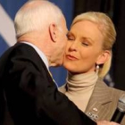 McCain besa a su mujer tras desmentir un lío de faldas con una mujer de su equipo