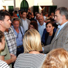 Los reyes conversan con los afectados por las inundaciones en Mallorca. FRANCISCO GÓMEZ