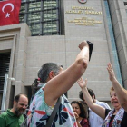 Activistas celebran la absolución del representante de Reporteros Sin Fronteras en Turquía.