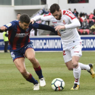 Rodri, a la derecha con el balón en los pies, trabajó de principio a fin del encuentro ante la SD Huesca para llegar con peligro a la portería de Remiro. MARCOS LÓPEZ