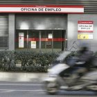 Puerta de una oficina de empleo.