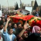 Varias personas llevan un ataúd durante el funeral celebrado ayer por los asesinados en el ataque