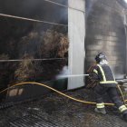 Un bombero trabaja en el control del fuego en la paja. L. DE LA MATA