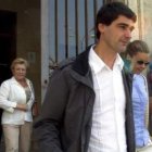 Jesulín de Ubrique, junto a su esposa, María José Campanario, a la salida del juzgado.