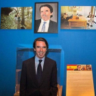José Maria Aznar posa sonriente junto a su retrato, obra de George W. Bush, en Dallas.