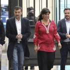 Los lideres de Adelante Andalucia, Teresa Rodriguez y Antonio Maillo, antes de la reunion con los maximos dirigentes de sus partidos, Pablo Iglesias, de Podemos, y Alberto Garzon, de IU, en el Congreso de los Diputados.