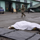 Un soldado pasa junto a un cuerpo tras el bombardeo de una estación de bomberos en Kherson. IVAN ANTYPENKO