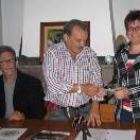 José Luis Prada entrega el cheque a la representante de El Zofredal