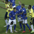 Carlos Bacca, segundo por la izquierda, empuja a Neymar, al final del partido entre Colombia y Brasil.