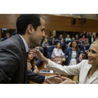 La candidata del PP, Cristina Cifuentes, saluda al candidato de Ciudadanos, Ignacio Aguado, este miércoles, en la Asamblea de Madrid.