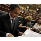 El presidente del Gobierno, José Luis Rodríguez Zapatero, durante el pleno extraordinario del Congreso de los Diputados, hoy.