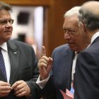 El ministro de Exteriores español conversa con sus homólogos lituano y galo.