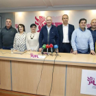El aspirante a la Alcaldía de León por Unión del Pueblo Leonés, Eduardo López Sendino, presenta su candidatura acompañado por miembros de la misma.