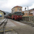 El tren turístico Expreso de La Robla a su llegada a la estación de Feve de Cistierna.