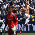 Zlatan Ibrahimovic celebra su primer gol en Estados Unidos.