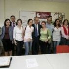 Alumnos y profesores posaron para la tradicional foto de familia antes de repartir los diplomas