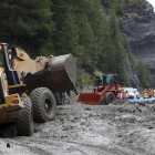 Excavadoras tratan de limpiar la carretera para el paso del Tour de Francia.