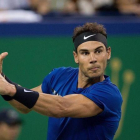 Nadal ejecuta un revés en Shanghái.